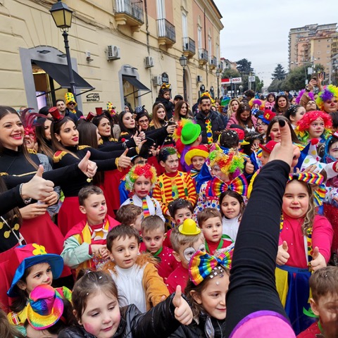 Carnevale, gli istituti “Mille Colori” e “La Favola” colorano le strade di Aversa e Cesa